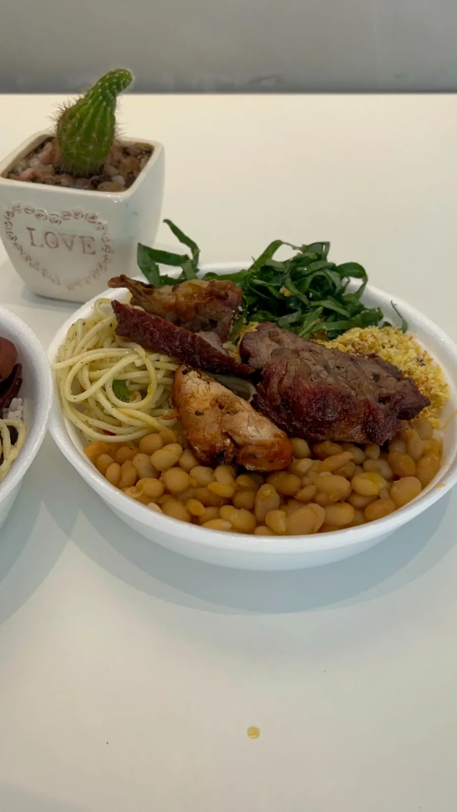 Marmita com carne assada, frango, macarrão, feijão e couve